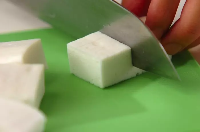 ハンペンと春菊のお吸い物の下準備1