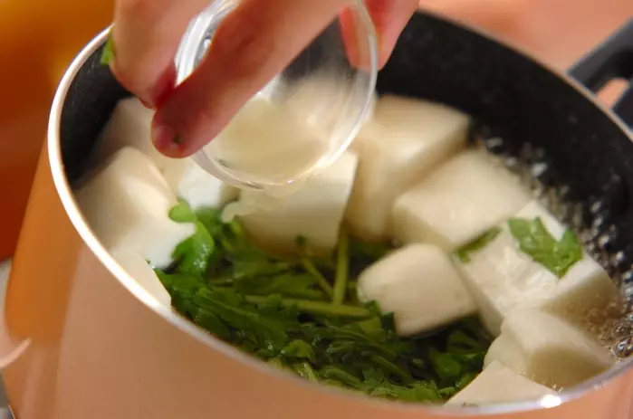 ハンペンと春菊のお吸い物の作り方2