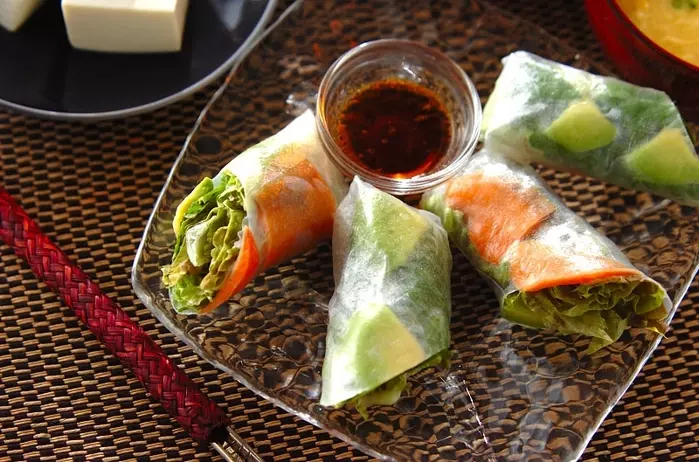 サーモンとアボカドの生春巻き