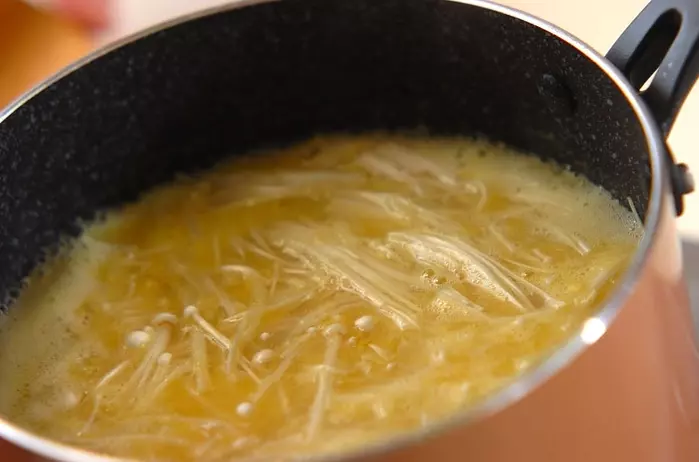 エノキのかき玉コーンスープの作り方1