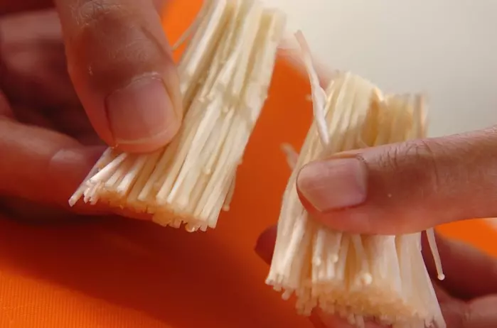 エノキのかき玉コーンスープの下準備1