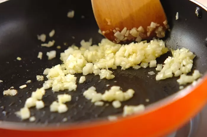 簡単絶品！ツナとナスのトマトソースパスタの作り方1