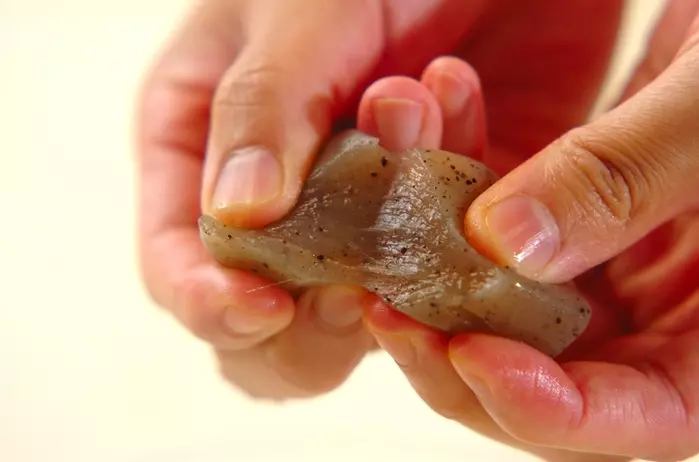 甘辛でご飯がすすむ!ちぎりこんにゃくの炒め物 by 西川 綾さんの下準備1