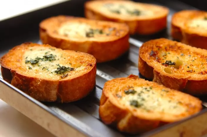 簡単美味しいガーリックトースト 止まらない旨さ by保田 美幸さんの作り方2