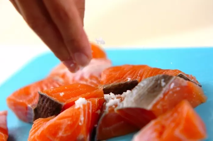 タルタルソースでいただく!サクサクひとくち鮭フライの下準備1