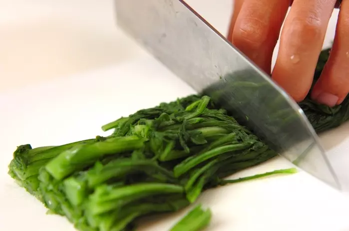 春菊のクルミ和えの作り方1