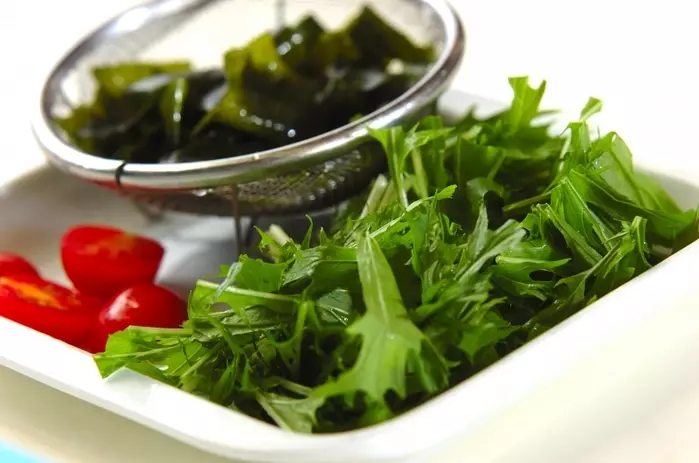 ワカメとプチトマトの和風サラダの下準備1