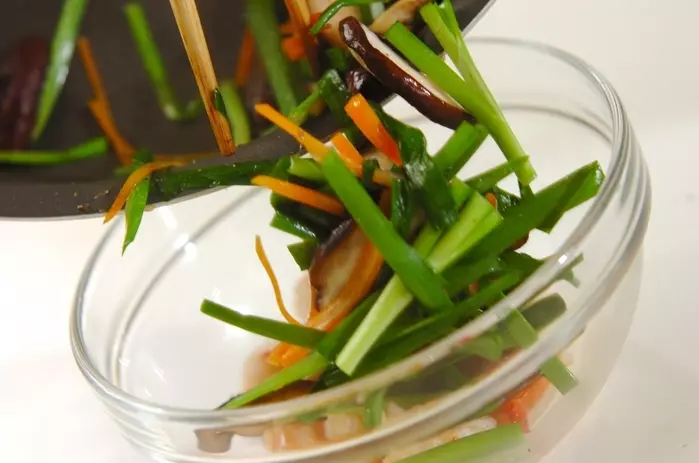 ふわとろやみつき！具だくさんニラ玉あんかけの作り方2