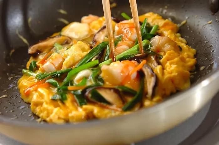 ふわとろやみつき！具だくさんニラ玉あんかけの作り方4