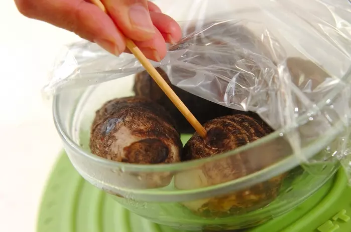 里芋のすり流しの下準備1