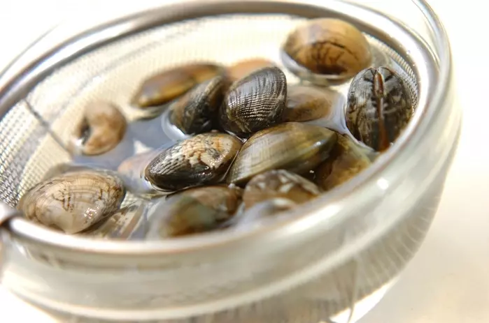 うまみたっぷり！バター香るあさりの酒蒸し by 崎野 晴子さんの下準備1