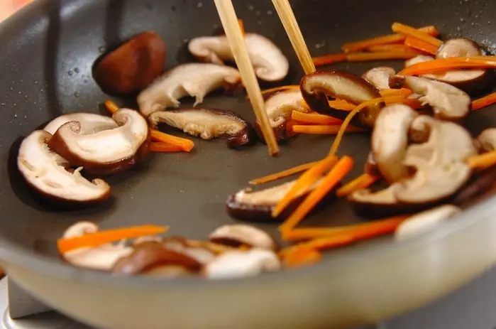 ふわとろやみつき！具だくさんニラ玉あんかけの作り方1