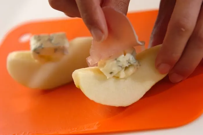 洋梨とゴルゴンゾーラチーズの生ハム巻きの作り方1