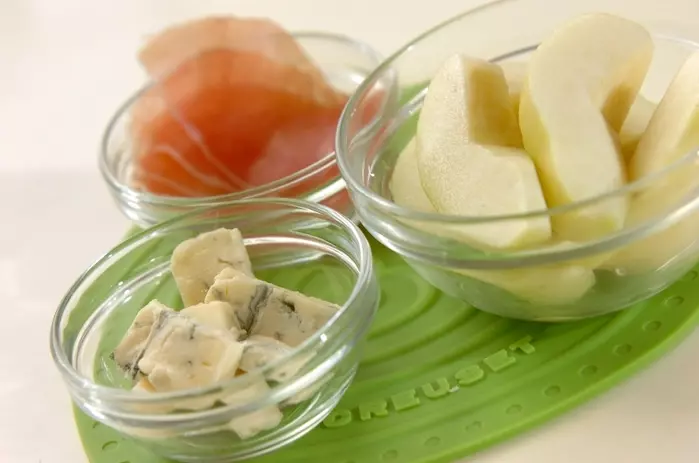 洋梨とゴルゴンゾーラチーズの生ハム巻きの下準備1