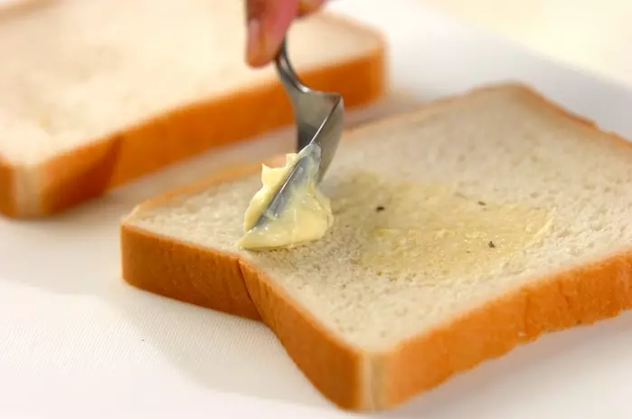 アボカドパストラミサンドの作り方1