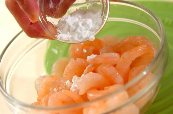 豆板醤不使用!簡単エビチリ の下準備1