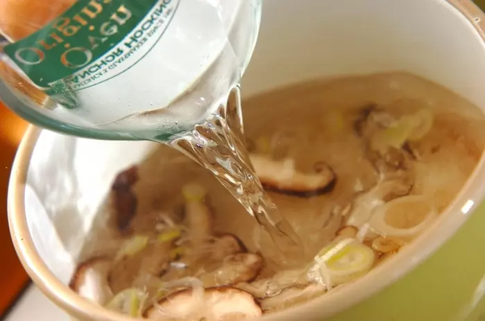 シイタケとニラの中華スープの作り方1