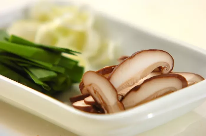 シイタケとニラの中華スープの下準備1