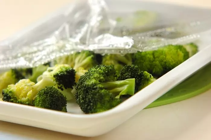 ブロッコリーのペペロンチーノ炒めの下準備1