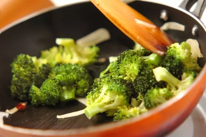 ブロッコリーのペペロンチーノ炒めの作り方1