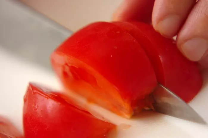 ゴマ油の香りがたまらない！トマトと卵の中華炒めの下準備1