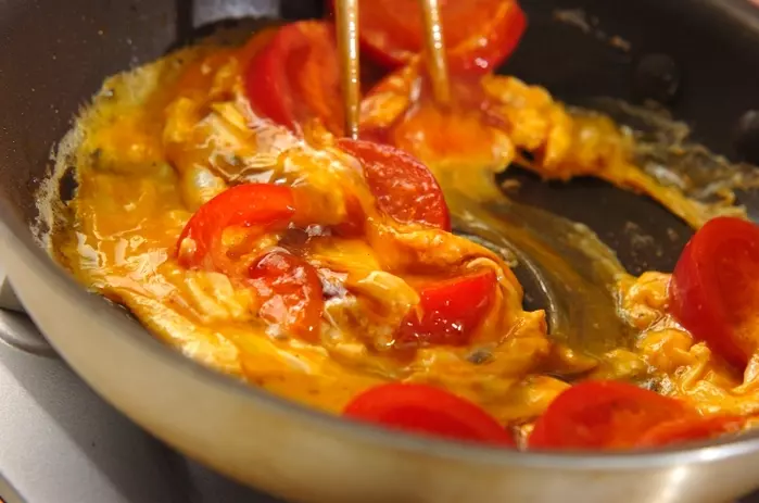 ゴマ油の香りがたまらない！トマトと卵の中華炒めの作り方2