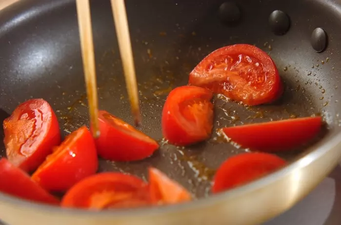 ゴマ油の香りがたまらない！トマトと卵の中華炒めの作り方1