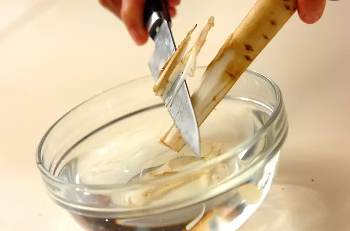 ゴボウとシメジのみそ汁の下準備1