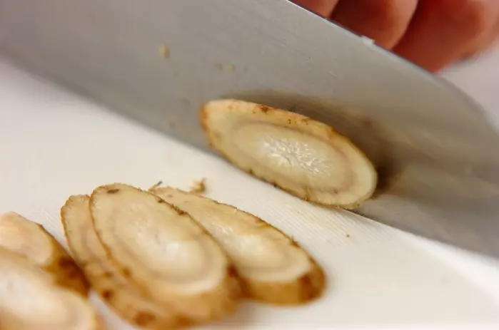ゴボウと油揚げの煮物の下準備1