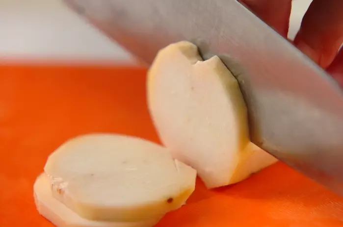 里芋と玉ネギのみそ汁の下準備1