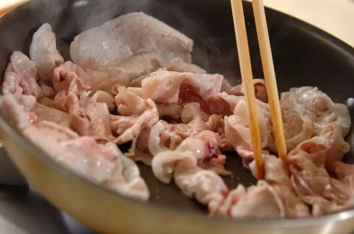 豚肉とエノキのピリ辛炒めの作り方1