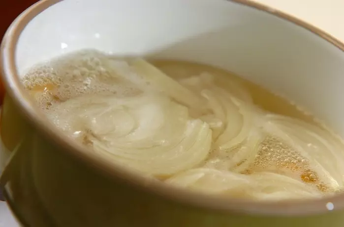 里芋と玉ネギのみそ汁の作り方1