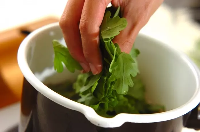 春菊と油揚げのサッと煮の作り方2