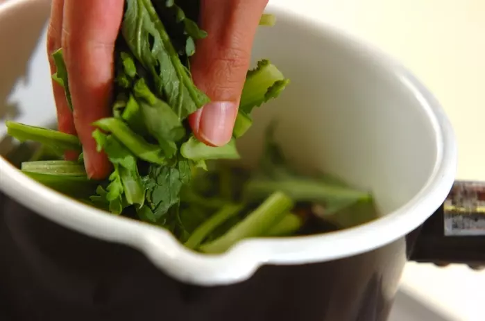 春菊と油揚げのサッと煮の作り方1