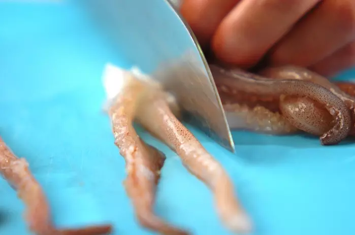 イカゲソと大根のショウガ炒めの下準備1