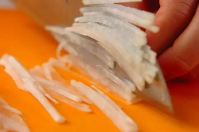 大根の梅ドレサラダの下準備1