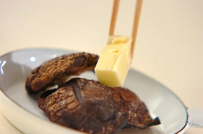 焼きシイタケのバターじょうゆの作り方2