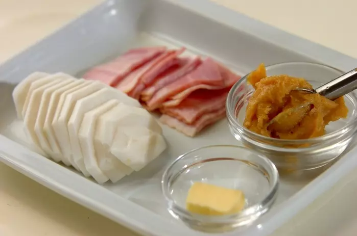 ベーコンとカブのみそ汁の下準備1