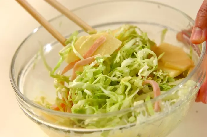 リンゴ入りコールスローの作り方1