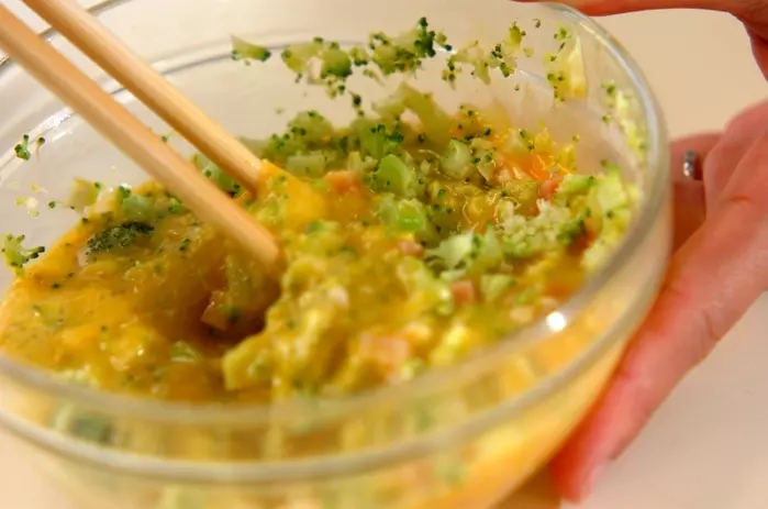 ブロッコリーとベーコンのオムレツの作り方1