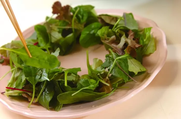 リース状に並べるだけ!リースサラダの作り方1