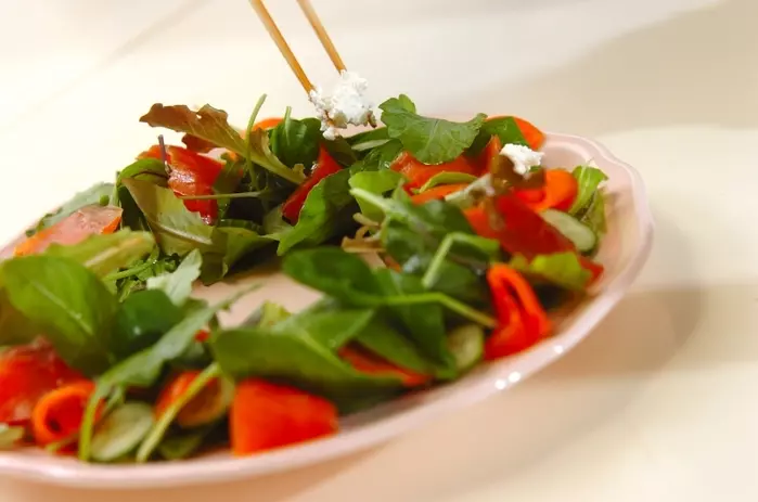 リース状に並べるだけ!リースサラダの作り方2