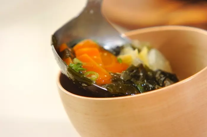 白菜とニンジンのみそ汁の作り方2