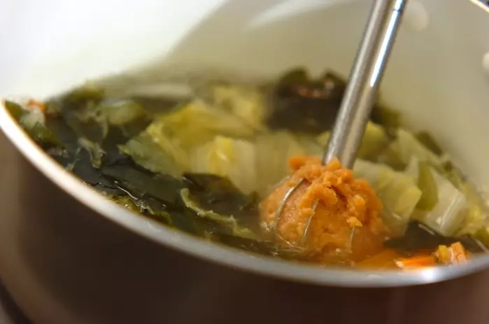 白菜とニンジンのみそ汁の作り方1
