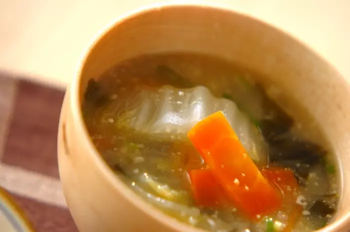 白菜とニンジンのみそ汁