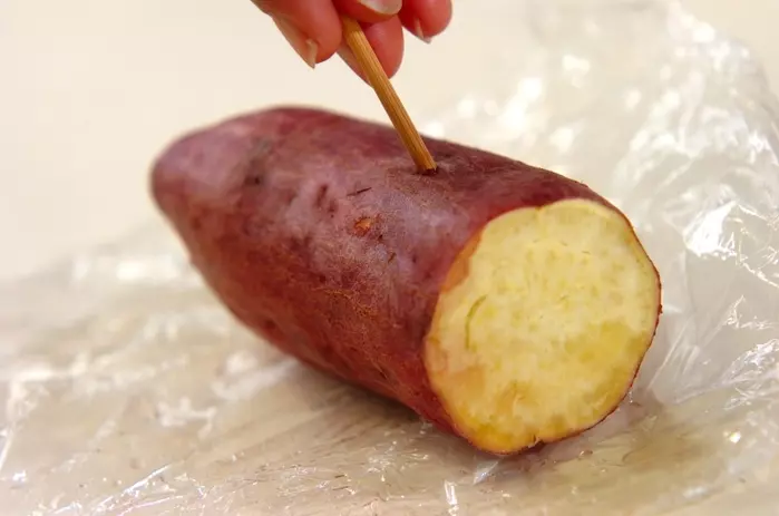 サツマイモのサラダの下準備1