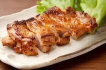 マンネリしがちなおかず作り。出番が多い鶏もも肉をフライパンで焼くだけアレンジ！今回は焼くだけで簡単に作れる「鶏もも肉レシピを6選ご紹介」します。シンプルで鶏の旨味をダイレクトに味わえる塩焼きや、ケチャップやみそ、ハーブや生姜焼きなど。味付けを変えれば飽きずに食べられるものばかりです。