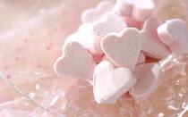 ふわふわ食感のマシュマロは小さな子どもから大人まで人気なお菓子。実は自宅にある材料で手軽に作れ、出来立てのマシュマロは市販品とはひと味違うふわっととろける食感です。そのまま食べるだけでなく、アレンジ次第でスイーツやドリンクとしても楽しめます。そこで今回は、基本の作り方やアレンジレシピをご紹介！