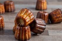 カヌレの人気は高まる一方。コツを覚えればおうちでも作れます！　今回は、カヌレの基本的な作り方と、カヌレを作った際に余る卵白を使った簡単なスイーツレシピをご紹介します。カヌレを焼いている間にもう一品スイーツが作れるので今年のバレンタインデーにオススメですよ。