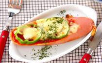 魚のすり身が主原料の「魚肉ソーセージ」は、そのまま食べるのはもちろん、少し手を加えれば、おかずやおつまみにもなる万能食材です。風味の主張が少ない分、さまざまな食材と相性が良く、料理に彩りを添えてくれます。今回は、魚肉ソーセージを使ったレシピ【17選】をご紹介。